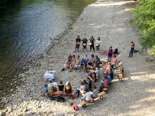 Andacht am Ufer der Traun (Foto: E. Liess)